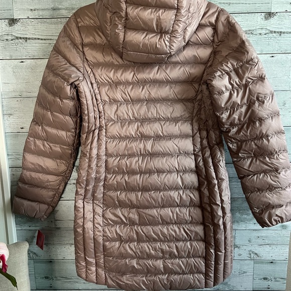 Ladies winter coat! - Picture 2 of 2